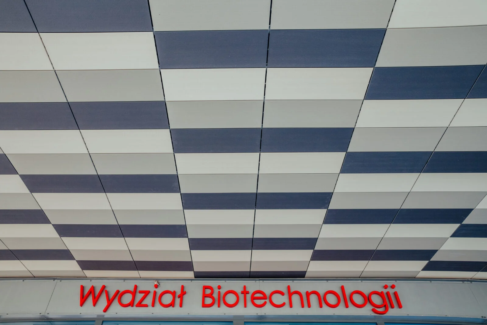 Napis Wydział Biotechnologii nad wejściem frontowym do budynku Wydziału
