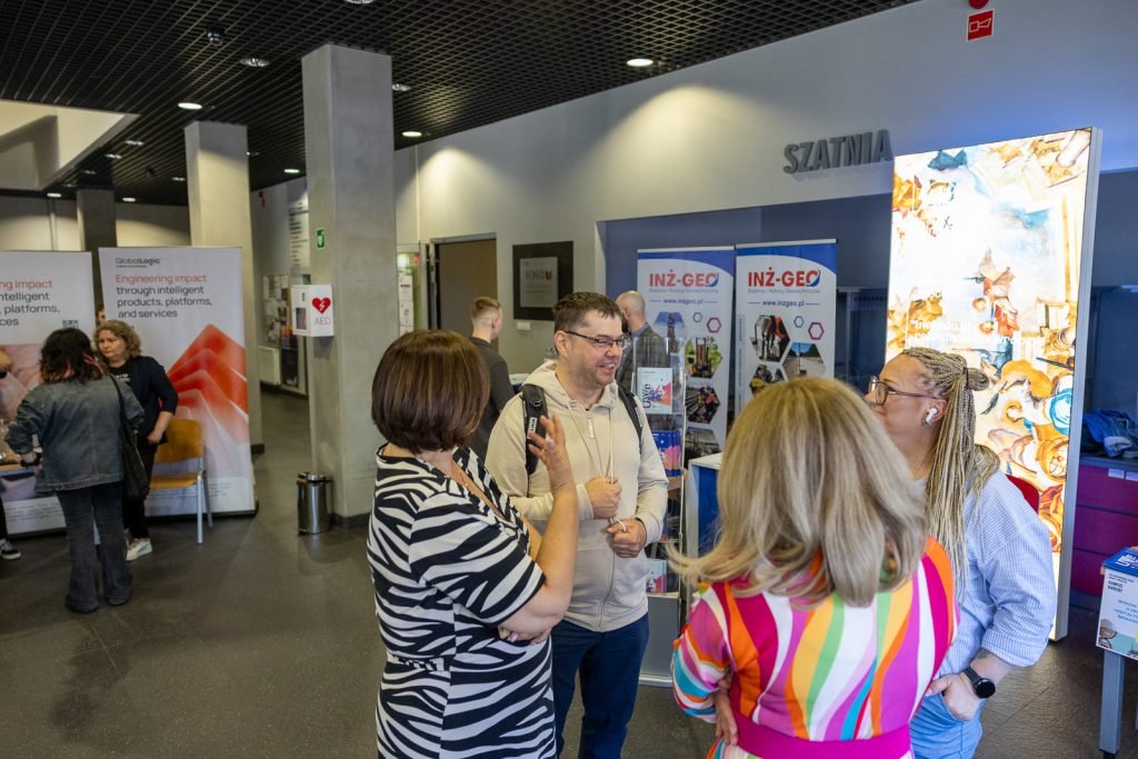 zdjęcie przedstawiające cztery osoby rozmawiające