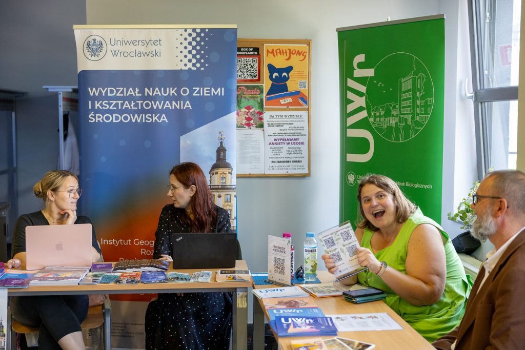 zdjęcie przedstawiające grupę osób na stanowiskach prezentujących oferty ich organizacji