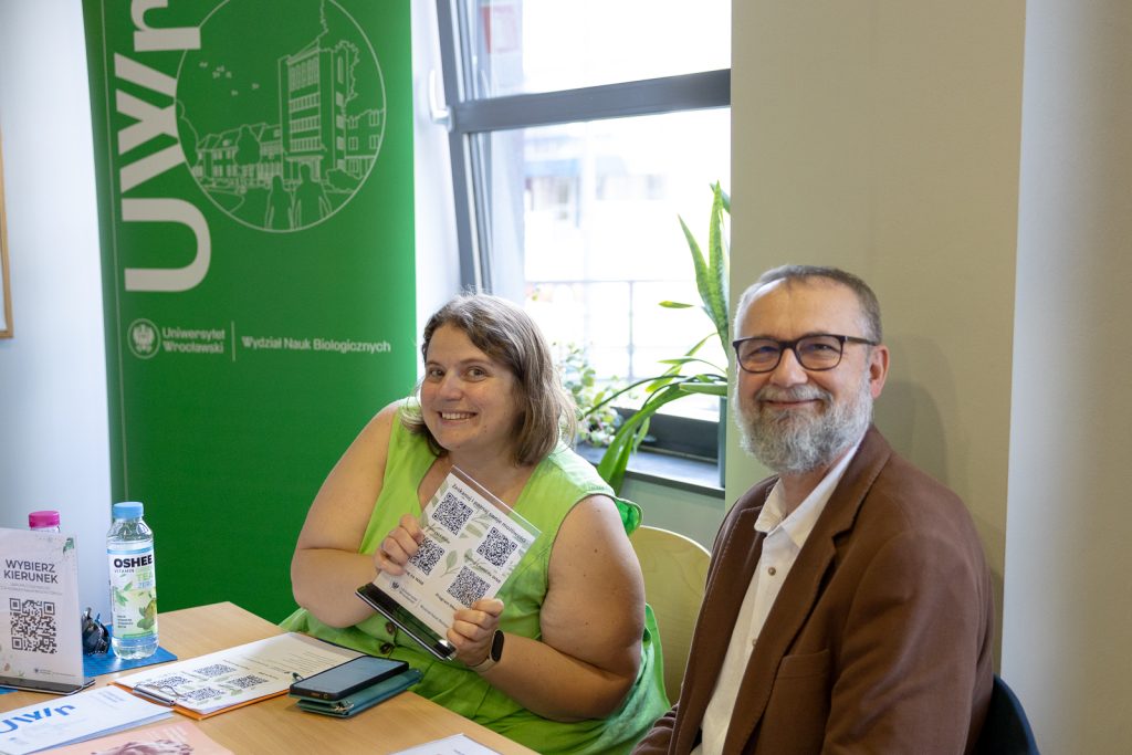 zdjęcie przedstawiające kobietę i mężczyznę na stanowisku prezentującym ofertę ich organizacji